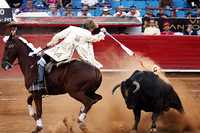 El rejoneador Rui Fernandes durante la polémica corrida de la México