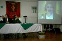 El secretario de Asuntos Políticos del sindicato minero, Carlos Pavón, y el vocal Juan Luis Zúñiga observan a su líder, Napoleón Gómez Urrutia, durante la videoconferencia de ayer en la sede gremial