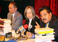 Eduardo Huchim, Yolanda Meyenberg y Álvaro Arreola en la conferencia de ayer