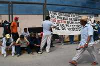 Estudiantes de la normal rural de Ayotzinapa bloquearon durante tres horas el palacio de gobierno de Guerrero, en Chilpancingo, pero se retiraron ante la advertencia de que serían desalojados