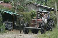 Residentes pasan por un puesto de control militar a la entrada de La Julia, un viejo bastión rebelde ubicado 190 kilómetros al sur de Bogotá