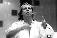 El compositor, humanista, director de orquesta y científico alemán Karlheinz Stockhausen en 1971, captado por el mismo fotógrafo que por esas fechas capturó en imágenes el arte del mexicano Eduardo Mata. Esta foto viene incluida en el cuadernillo del disco Deutsche Grammophon que incluye obras de György Kurtag y la emblemática Gruppen, para tres orquestas, de Stochkausen, dirigida por Claudio Abbado al frente de la Filarmónica de Berlín