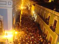 Gentío que acudió al concierto de Il Divo en Campeche. La imagen corresponde a una calle que lleva al zócalo campechano