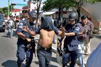 La policía de Tabasco dispersó a un grupo de personas que perdieron sus empleos a causa de las recientes inundaciones en Villahermosa, quienes bloqueaban una avenida en demanda del pago de subsidios por desempleo. Según testigos, hubo al menos cinco detenidos