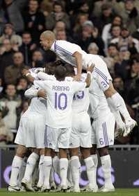 Pepe (número tres) se une a la celebración por el gol de Van Nistelrooy