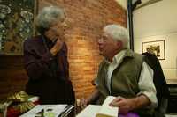 Dos escritores. Elena Poniatowska y John Berger en oficinas de La Jornada