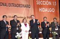 Elba Esther Gordillo, presidenta del Comité Ejecutivo Nacional del SNTE, durante el 19 congreso seccional extraordinario de la sección 15 de Hidalgo, de ese gremio. La acompañan el gobernador del estado Miguel Ángel Osorio Chong (derecha) y líderes magisteriales locales