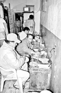 Hora del rancho en la cárcel municipal de San Francisco del Rincón, Guanajuato