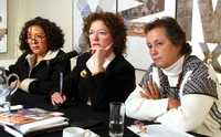 Inés González, representante de la fundaciónFriedrich Ebert Stiflug; Magdalena García, coordinadora general de Milenio Feminista, y la activista Adriana Luna, durante la conferencia de prensa que ofrecieron este lunes en la Casa del Poeta