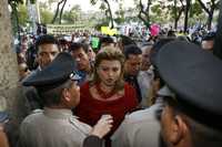 Un grupo de manifestantes se reunió ayer fuera del Congreso de Jalisco para protestar por el juicio de desafuero en contra del alcalde de Tonalá, Jorge Vizcarra Mayorga. Hasta el recinto llegó también Ana Delia García García, esposa del alcalde panista acusado de asesinato, delincuencia organizada y abuso de autoridad, quien dijo que representaría al acusado en el juicio de procedencia, lo cual no le fue permitido