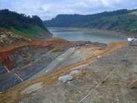 La anchura original del río Grijalva en el poblado que lleva su nombre, en Chiapas, era de 100 metros y el canal que se abrió en el tapón que obstruía el cauce mide apenas cinco metros. Se calcula que pasarán meses o años para que se recupere la corriente natural