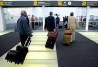 Pasajeros en la terminal dos del puerto aéreo capitalino