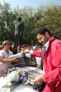 El titular de Desarrollo Social, Martí Batres, repartió ayer cobijas y despensas como parte de la campaña de invierno