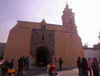 Atrio y fachada de la iglesia de Santa Cruz de Jerusalén Atoyac, en la delegación Benito Juárez, la cual ha sufrido remodelaciones sin autorización del Instituto Nacional de Antropología e Historia, señalaron vecinos