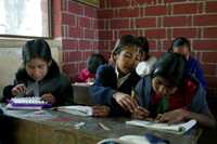 Niñas indígenas estudian en la escuela primaria bilingüe Benito Juárez, en San Luis Potosí