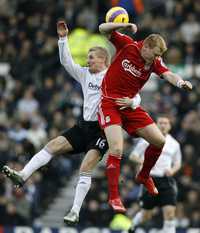 John Arne Riise (derecha), del Liverpool, es sujetado por Gary Teale, del Derby County, durante el partido del Boxing Day 