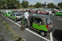 Conductores realizan fila para poder ingresar a los módulos de registro de taxis sin título de concesión que la Setravi ubicó en los estacionamientos del estadio de Ciudad Universitaria