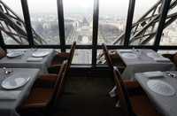 Ducasse afirma que de todos sus restaurantes, el Jules Verne es hoy su favorito. Sobre estas líneas, vista del segundo piso de la Torre Eiffel, donde se ubica el prestigioso lugar