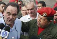 Oliver Stone y el presidente Hugo Chávez (ambos en la imagen) acudieron juntos a la supervisión de helicópteros que participarán en el intercambio de rehenes en poder de las FARC