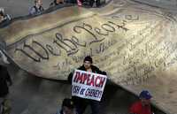 Manifestantes que llevan una copia gigante de la Constitución de Estados Unidos demandan la destitución del presidente George W. Bush y el vicepresidente Dick Cheney, ayer en la clausura de la versión 119 del Desfile de las Rosas en Pasadena, California