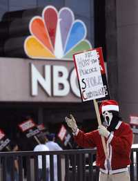 El actor Dave Clennon, con un letrero en donde se lee que como el pavo real  se robó la Navidad,  se unió a las protestas del sindicato de guionistas que permanecen en huelga  frente a los estudios de la NBC en Burbank, California. El programa Tonight show, con la conducción de Jay Leno, seguirá grabándose en estos estudios sin la participación de los escritores