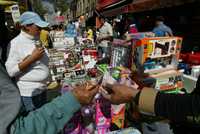 Mientras los niños eligen el mejor globo para mandar su carta a los Reyes Magos, éstos ya  visitan algunas calles de la ciudad en busca de los regalos prometidos. Las imágenes, en el Monumento a la Revolución y en la calle Del Carmen, en el Centro Histórico