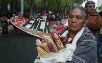 Miembros de organizaciones independientes se manifestaron frente a la embajada de Estados Unidos para externar su rechazo al TLCAN