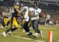 Maurice Jones-Drew (derecha), de Jaguares, anota un touchdown a los Acereros