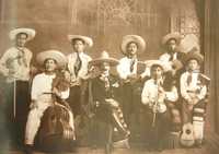 Imagen tomada del libro El mariachi, de Jesús Jáuregui, que muestra al Mariachi Coculense Rodríguez, de Cirilo Marmolejo, quien aparece al frente con el guitarrón. Al centro está el médico jalisciense Luis Rodríguez Sánchez, quien auspició la llegada del grupo a la capital del país e impuso su apellido en el nombre del conjunto