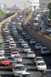 Con el regreso a clases también retornó el intenso tránsito vehicular en las avenidas de la ciudad de México. En la imagen, Circuito Interior a la altura de calzada México Tacuba, ayer