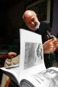 El fotógrafo Paolo Gasparini durante la entrevista con La Jornada