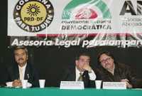 El diputado local Agustín Guerrero; Mario di Costanzo, secretario de la Hacienda Pública del gobierno legítimo, y Ricardo Ruiz Suárez, presidente del PRD-DF, ofrecieron ayer una conferencia de prensa en la que dieron a conocer que, junto a la Asociación Nacional de Abogados Democráticos, proporcionarán asesoría jurídica contra los aumentos a las gasolinas y la tarifa eléctrica, que ya desataron una escalada