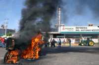 En el contexto de las protestas de ayer contra el TLCAN en varios estados, jornaleros de Guanajuato prendieron fuego a un tractor en Salamanca para enviar el mensaje a la Secretaría de Gobernación de que "el campo está que arde y al borde del estallido social"