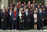 El presidente Calderón posa con el campeón Atlante en la residencia oficial de Los Pinos