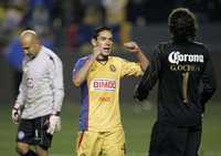 Óscar Rojas (entre los porteros Conejo Pérez y Guillermo Ochoa) fue uno de los que anotó para el América en la tanda de penales que dejó fuera de la Copa Libertadores al Cruz Azul