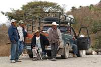 Por lo menos 2 mil trabajadores mineros no pudieron laborar ayer en las minas de Los Filos y Nukay, luego que pobladores de Xochipala, municipio de Mezcala, Guerrero, bloquearon los accesos para exigir a la minera canadiense Luismin indemnización por los daños causados a las tierras de la comunidad