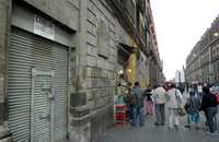 Detalle de la fachada del edificio que albergaba la cantina El Nivel, en la calle Moneda número 2, en cuya cortina se lee un letrero con la leyenda: "Cerrado por remodelación"