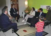 El presidente de Colombia, Álvaro Uribe (al centro), visitó la noche del martes a la política Clara Rojas en el domicilio temporal que ocupa en Bogotá. En la reunión estuvieron el ministro del Interior y Justicia, Carlos Holguín, y el canciller Fernando Araújo (a la izquierda), al igual que Emmanuel, el hijo de la ex candidata a la vicepresidencia