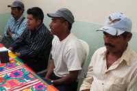 De izquierda a derecha, Manuel Cruz Victoriano, Juan Castro Castro, abogado de la oficina del Centro de Derechos Humanos La Montaña Tachinollan en Ayutla, Orlando Manzanares y Silverio Remigio Guzmán, durante la conferencia de prensa que ofrecieron indígenas esterilizados mediante coacción y engaños por una brigada médica del gobierno estatal en 1998