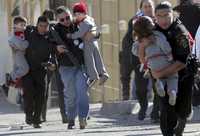 Durante el enfrentamiento entre agentes policiacos  e integrantes del cártel de los hermanos Arellano Félix, elementos de los cuerpos de seguridad pusieron a salvo a varios niños que quedaron atrapados bajo el fuego cruzado