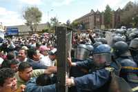 Miembros de la CNTE forcejean con granaderos durante el mitin que realizaron ayer en las inmediaciones de la Secretaría de Gobernación