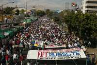 La movilización, que partió del Paseo de la Reforma y avenida Juárez, concluyó con un mitin frente al Palacio de Justicia Federal. Los profesores advirtieron que, de imponer el gobierno calderonista la nueva disposición, podrían realizar una huelga nacional. La imagen fue captada durante el paso de los docentes por Fray Servando