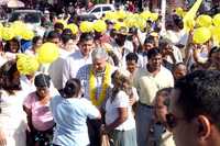 Andrés Manuel López Obrador dialoga con simpatizantes, durante su gira por Guerrero