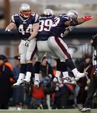 Maroney, de Patriotas (centro), festeja con sus compañeros el touchdown que anotó en el segundo cuarto