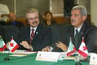 El secretario de Agronegocios de Canadá, Jeffrey Jones Jones, y el titular de la Sagarpa, Alberto Cárdenas Jiménez, durante la conferencia de prensa que ofrecieron ayer