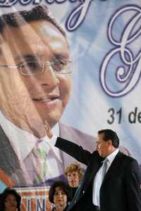 El alcalde panista de Zinacantepec, estado de México, Raúl Espinoza Velásquez (en la imagen, cuando presentó su primer informe de gobierno) percibe en promedio 80 mil pesos mensuales más de lo recomendado por el Congreso estatal