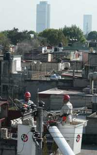 Trabajadores de Luz y Fuerza repararon ayer las líneas de energía eléctrica afectadas por el vendaval del miércoles