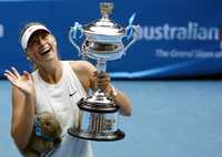 La jugadora rusa saluda tras recibir el trofeo de la final femenil en Melbourne