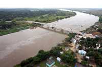 Aguas negras, desechos provenientes de la industria y derrames de petróleo colocan al río Coatzacoalcos como uno de los más contaminados del país