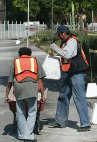 Seis de cada 10 trabajadores no cuentan con una plaza laboral estable, asevera un análisis elaborado por el Frente Sindical Mexicano. En la imagen, obras en la calzada De la Virgen y Eje 3 Oriente